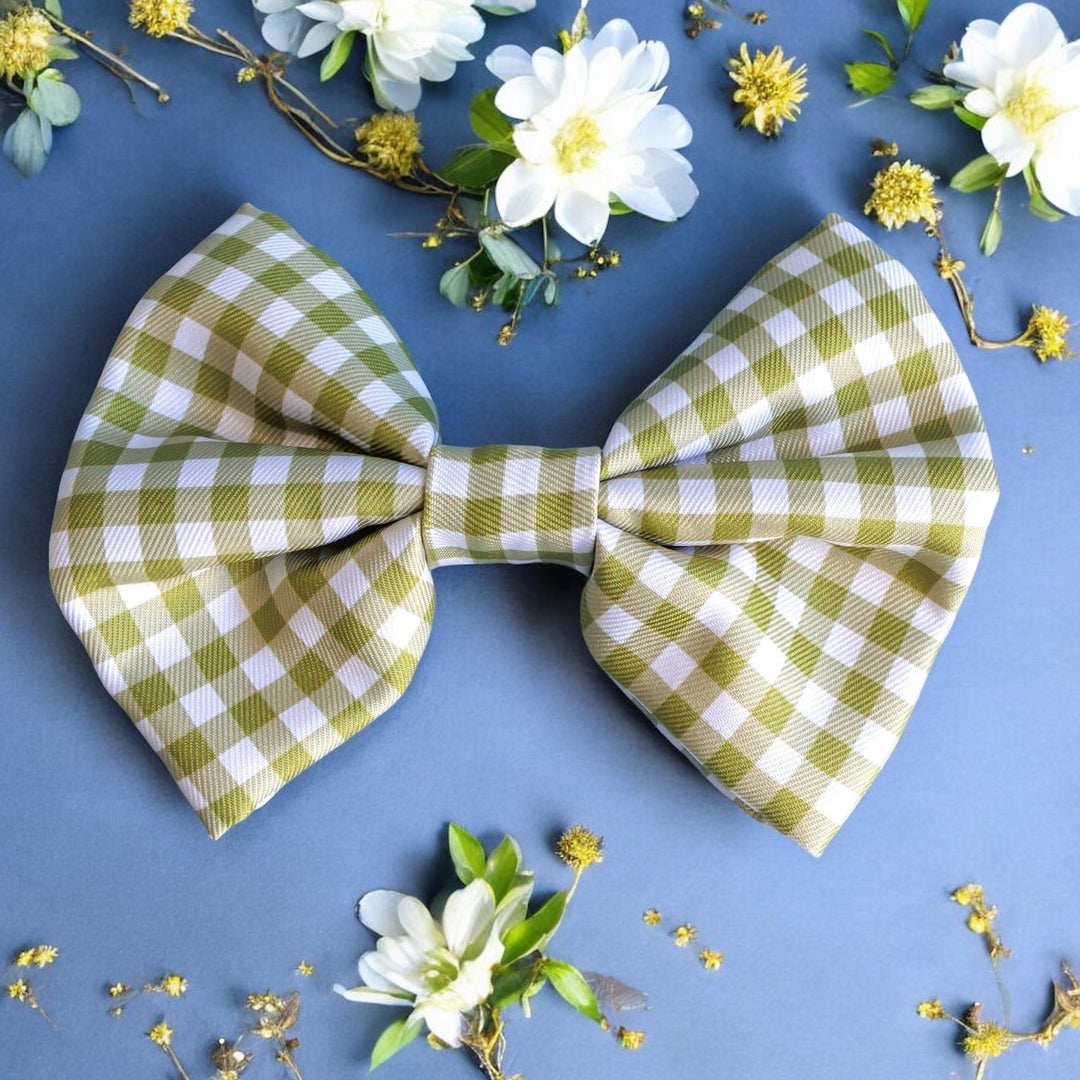  The image showcases a green and white checkered bow on a navy blue background, accented by white and gold flowers. The professional photography highlights the bow as the central focus, with the surrounding floral elements adding a touch of elegance and visual interest.